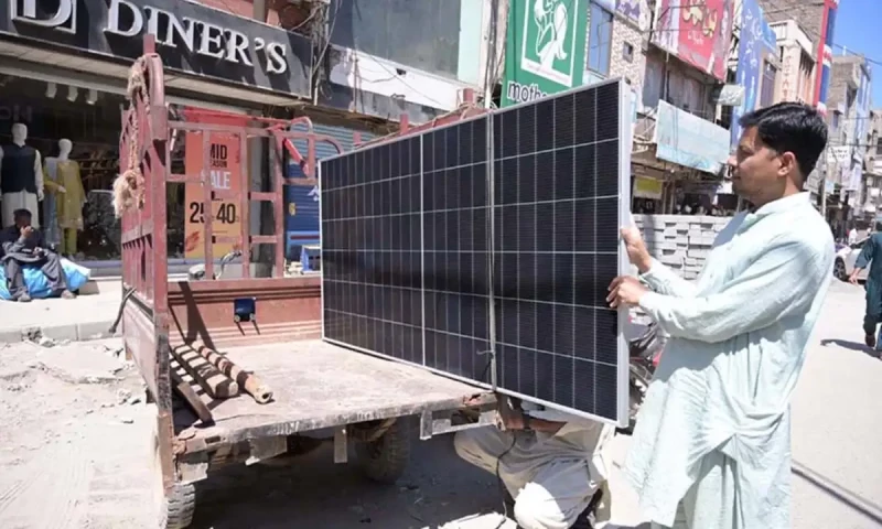 Solar panel prices decrease in Pakistan