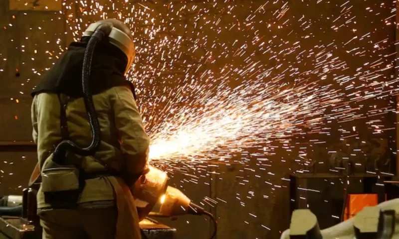 Saudi Arabia lifts three-month midday work ban