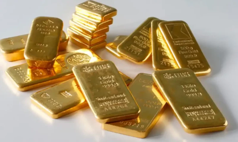 Gold prices shatter new record in Pakistan