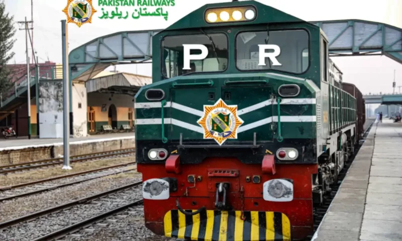 Pakistan railways slashes fare