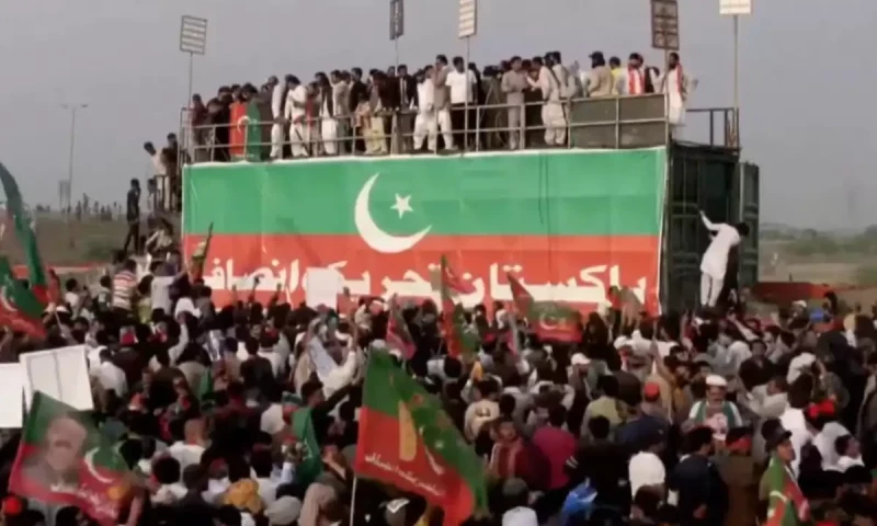 How many people gathered for PTI rally in Kahna?
