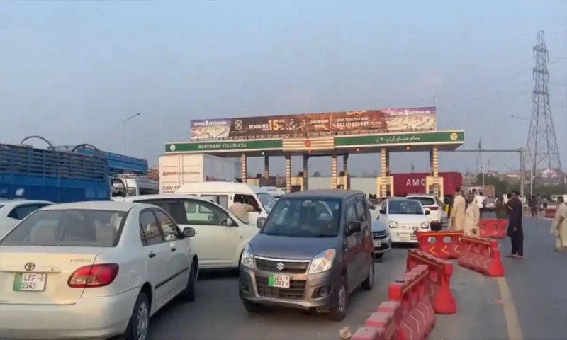 Traffic chaos in Lahore despite government&rsquo;s claims that roads are open