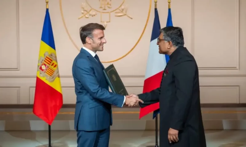 Pakistan&rsquo;s envoy in Madrid presents credential to French President Macron