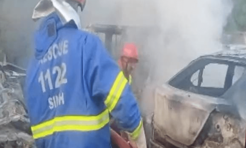 Fire erupts near mosque in Karachi, multiple vehicles destroyed