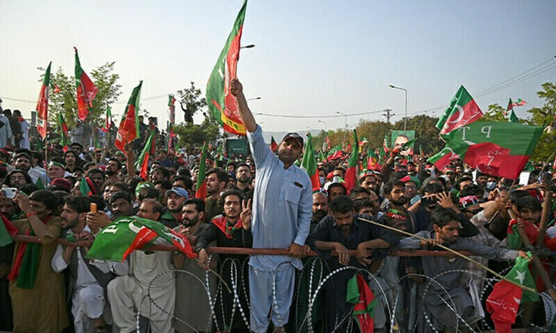 PTI instructs workers to reach Rawalpindi, lawyers protest outside SC ends