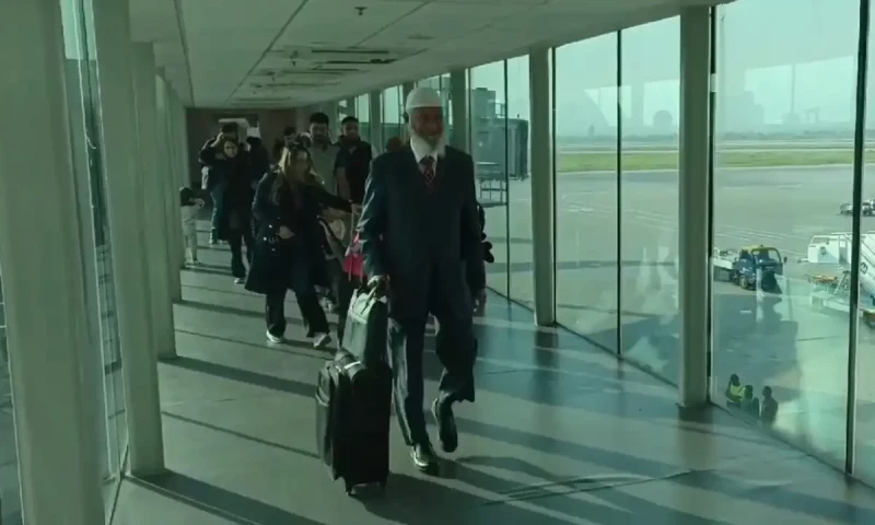 Dr Zakir Naik lands in Pakistan