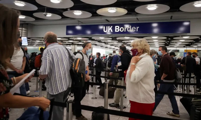 Pakistanis on visit visa to UAE advised to purchase return tickets from same airline