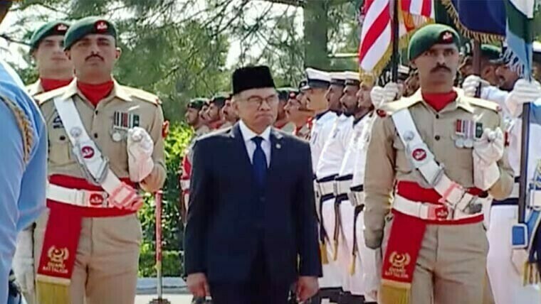 Malaysian PM given guard of honour at PM House