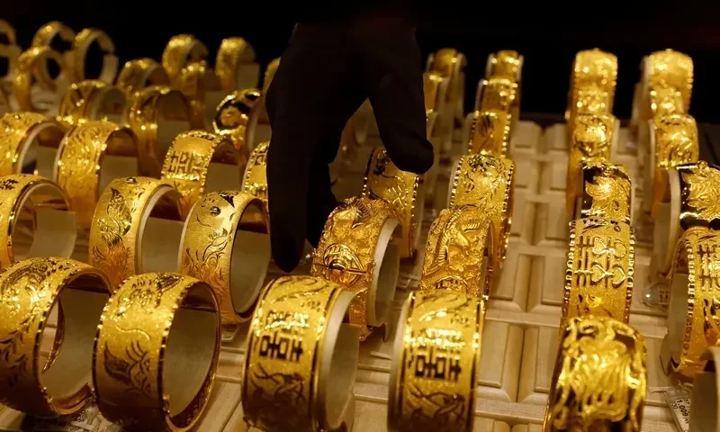 Gold prices dip in Pakistan following intl market