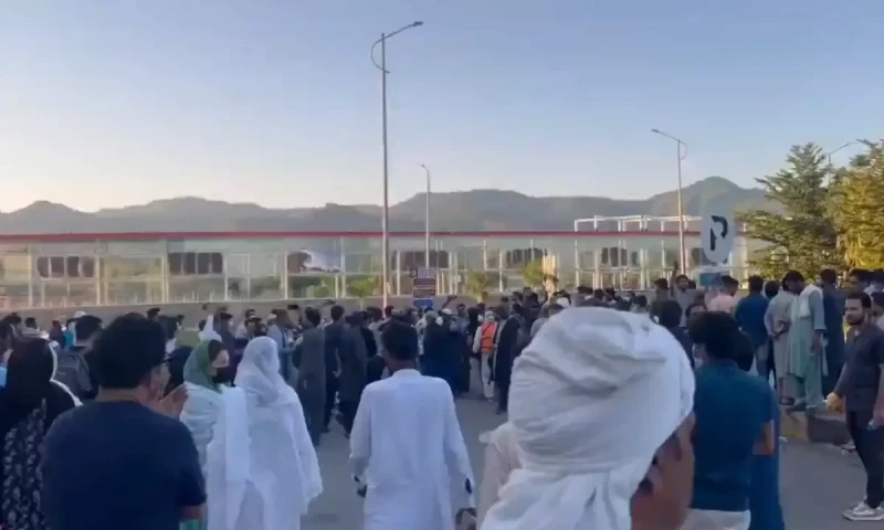 Protesting PTI workers enter KP Assembly amid deadline for Gandapur&rsquo;s recovery