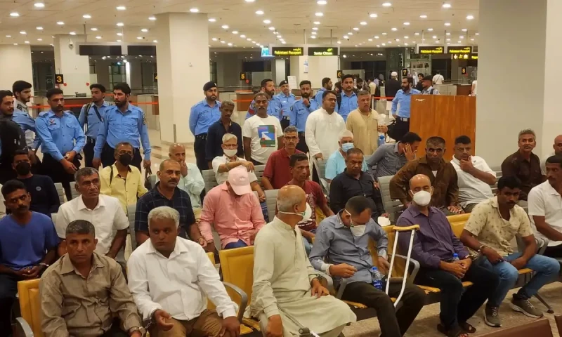 56 Pakistani prisoners return from Sri Lanka