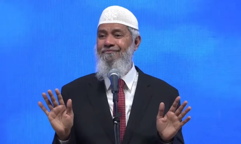 Did Zakir Naik crticise PIA CEO, Pakistan?