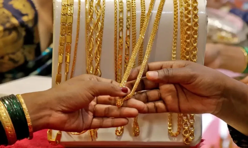 Gold prices record huge decrease in Pakistan