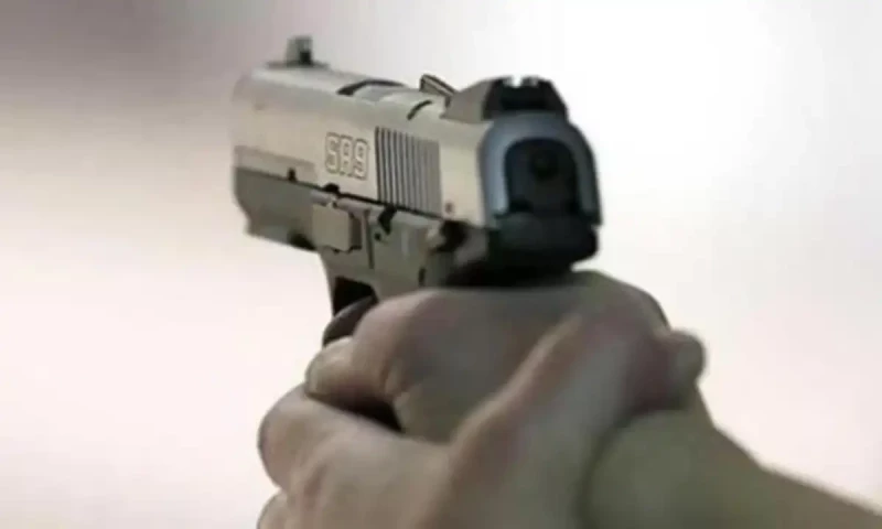 Man robbed on gunpoint by a woman disguised as lift seeker in Karachi