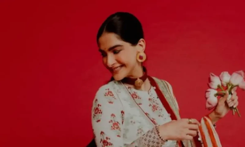 Sonam Kapoor celebrates Dussehra in Pakistani designer outfit
