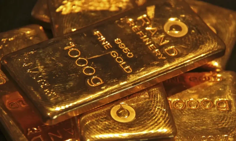 Gold prices reach new record high in Pakistan