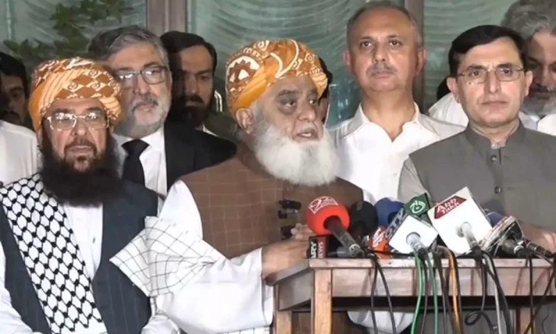 JUI-F chief Fazl warns govt against ending talks if &lsquo;coercive measures&rsquo; continue
