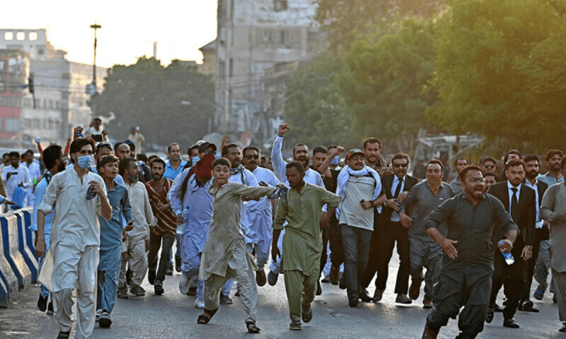Chaos erupts as PTI workers clash with police in Karachi