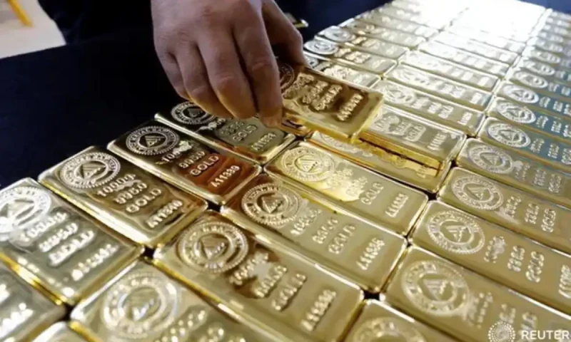 Gold soars: Prices jump Rs900 per tola