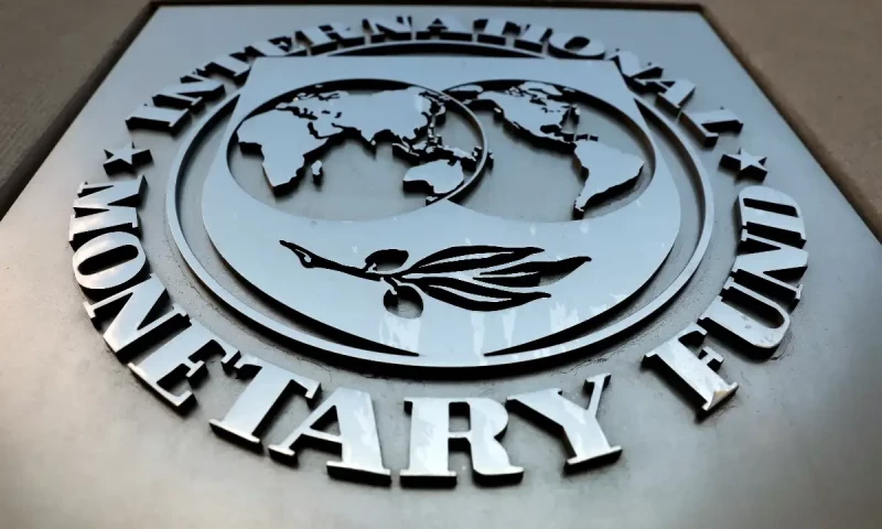 IMF projects Pakistan&rsquo;s economic growth at 3.2% amid high inflation
