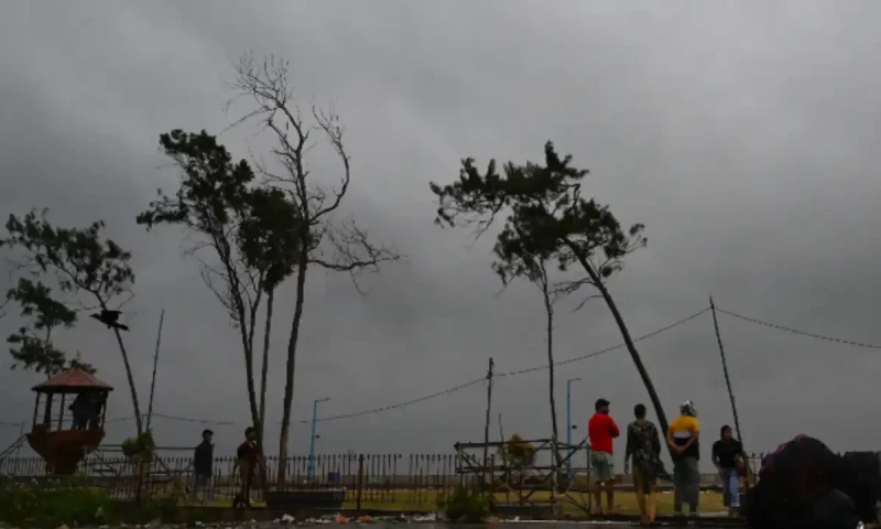Cyclone causes evacuations in India, is Pakistan in danger?