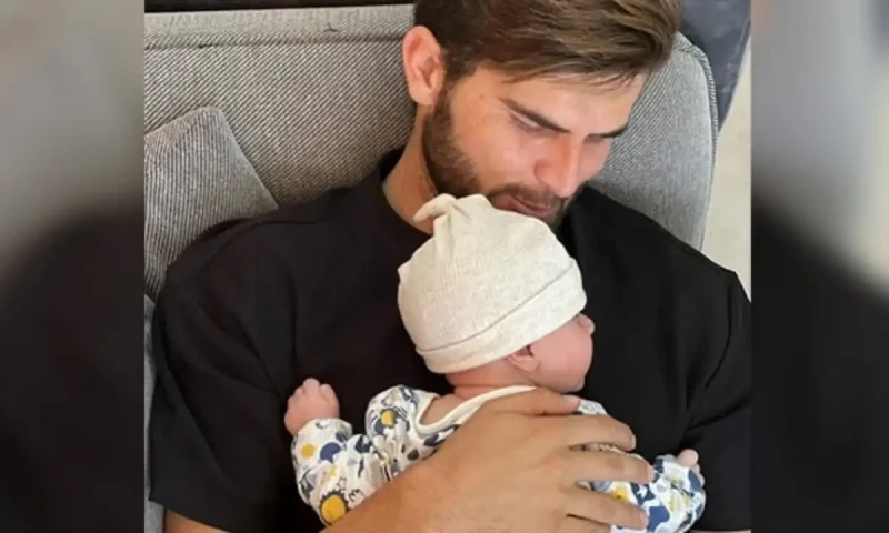 Shaheen Afridi shares first glimpse of his son on Instagram