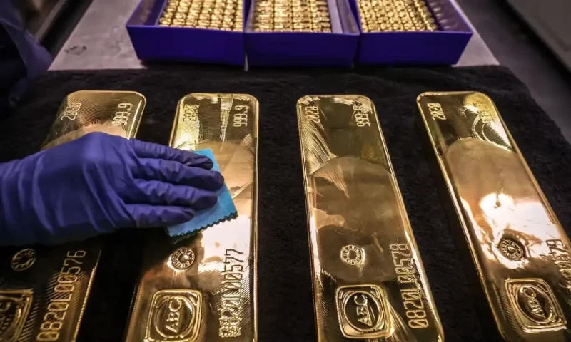 Gold prices in Pakistan drop by Rs700 per tola