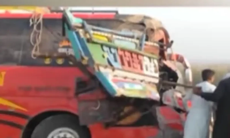 Fatal bus crash in Jacobabad kills 5