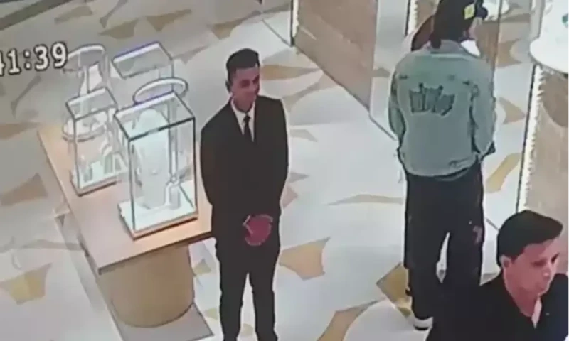 Shah Rukh Khan charms fans with heartfelt gesture during UAE jewellery store vsit