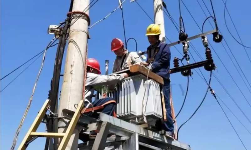 Two labourers killed while trying to install transformer in Karachi