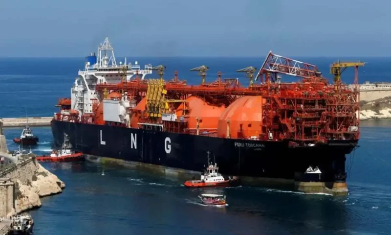 Qatar postpones five LNG cargoes for Pakistan until 2026