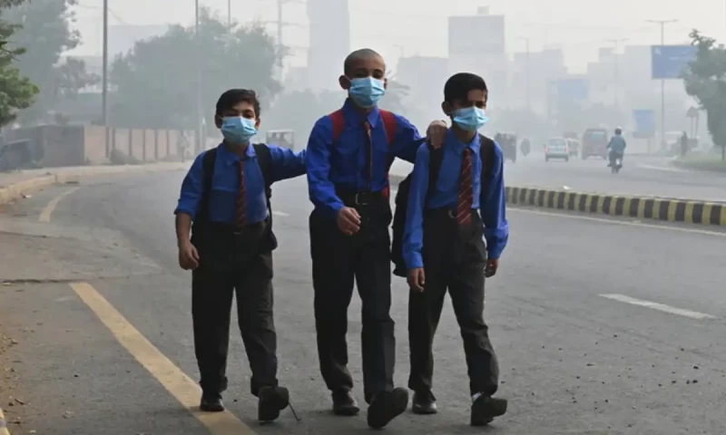 Punjab shuts public spaces in smog-hit cities; LHC orders closure of markets by 8pm