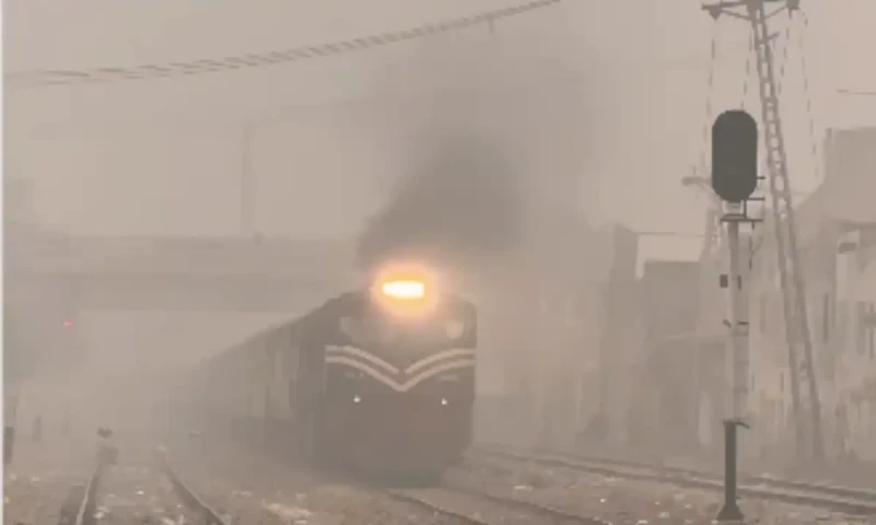 Fog, smog disrupt train, flight schedules in Punjab