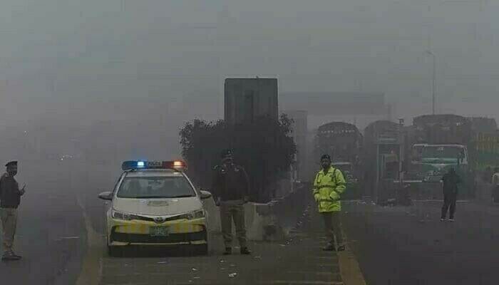 Motorways closed, flights delayed as smog continues to envelop Punjab and Sindh