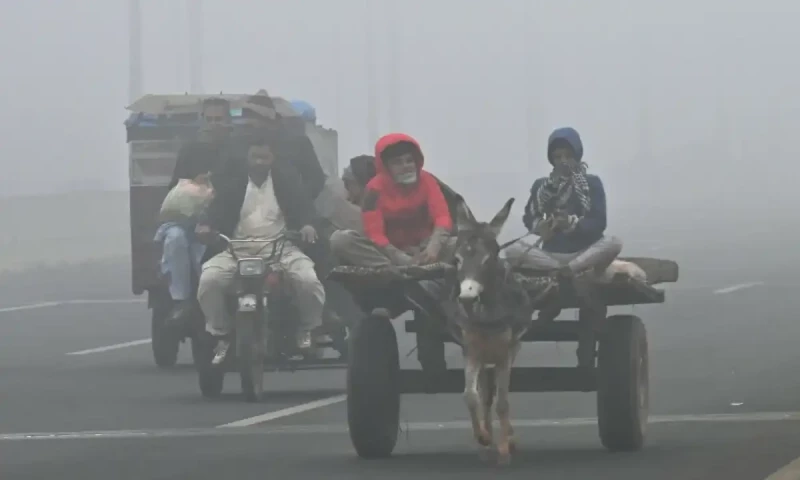Smog drops from hazardous to unhealthy in Lahore for first time in two weeks