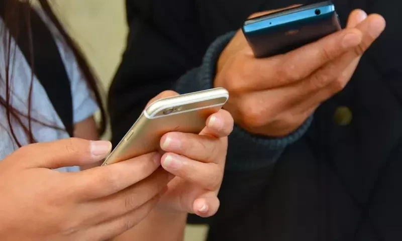 Govt to partially shut mobile and internet service ahead of PTI protest