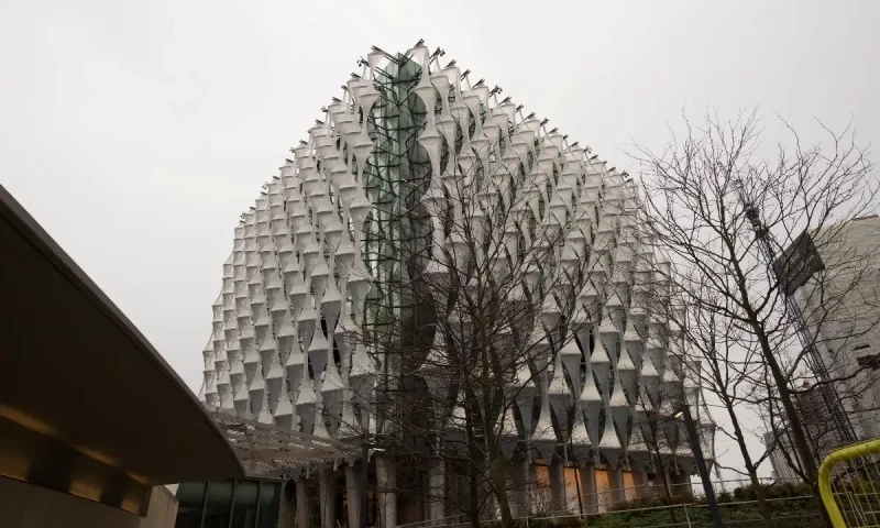 Police execute &lsquo;controlled explosion&rsquo; outside US embassy in London