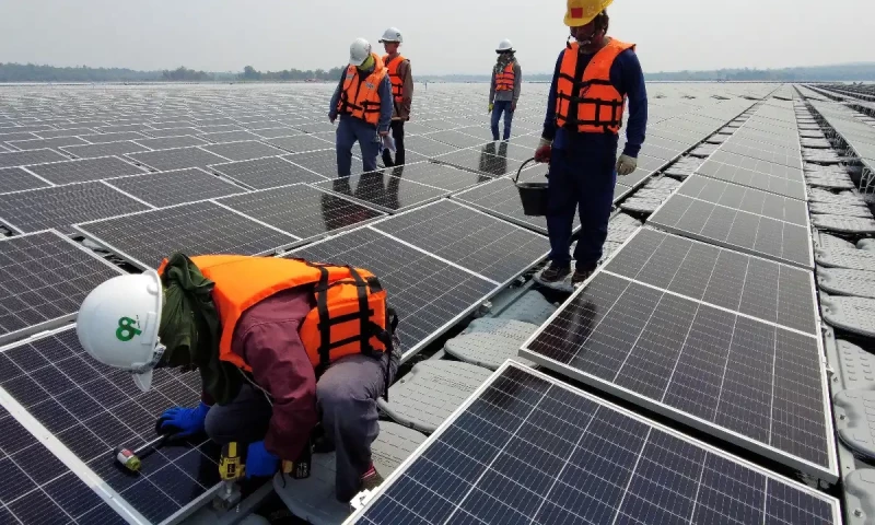 November solar panel prices plunge 8%: Is downward trend coming to end?