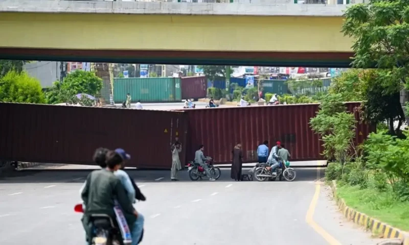 Police block roads to halt PTI supporters marching to Islamabad