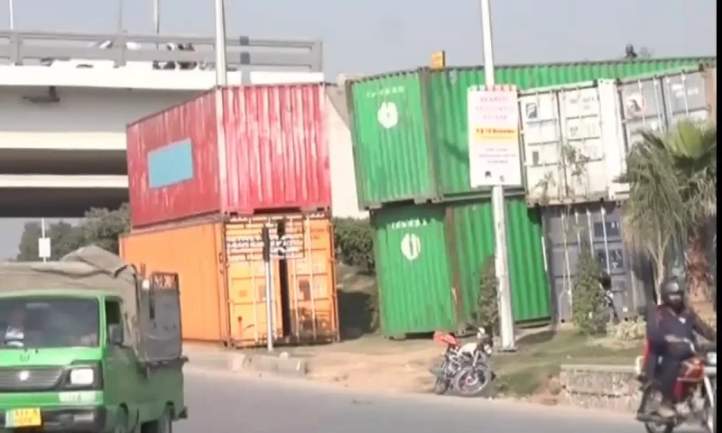 Roads to Islamabad, Rawalpindi blocked ahead of PTI protest