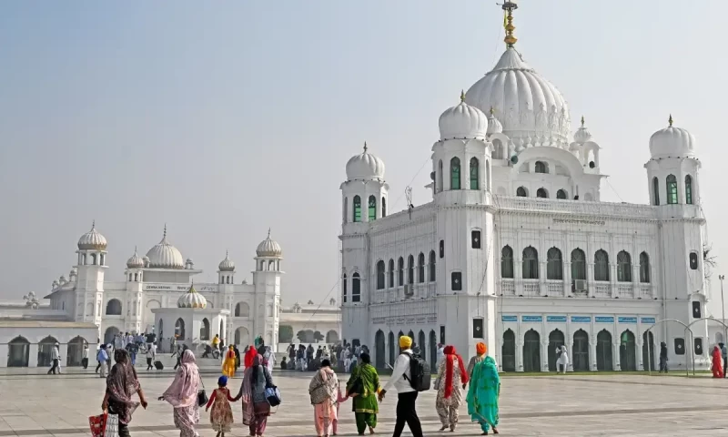 Sikh pilgrims return to India through Wagha border crossing