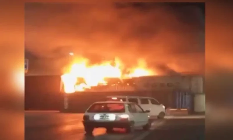 Fire breaks out in containers placed to block roads in Islamabad
