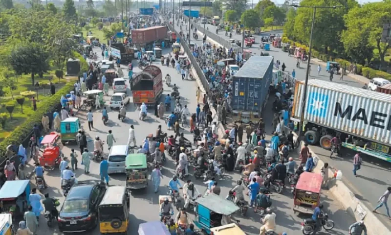 Lahore gradually reopens but Motorways remain closed