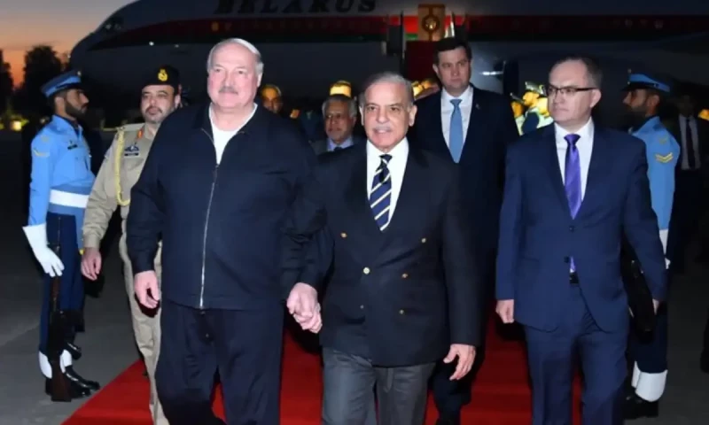 بیلاروس کے صدر 3 روزہ سرکاری دورے پر پاکستان پہنچ گئے - Pakistan - AAJ