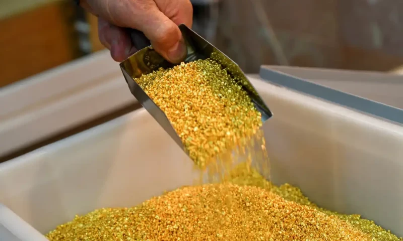 Gold prices further decline in Pakistan amid political unrest