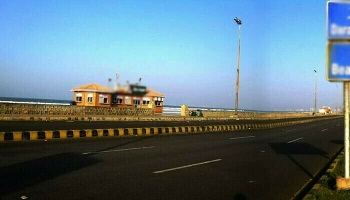 Pipe leakage causes oil to spill on Karachi&rsquo;s Seaview road