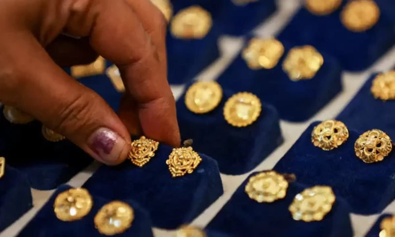 Gold drops 1% after four sessions of gains as dollar strengthens