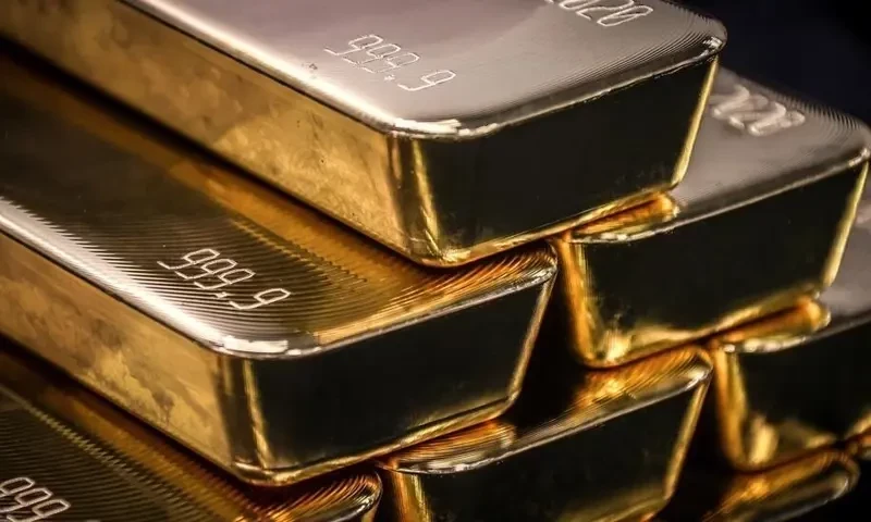 Gold prices experience minor decline in Pakistan, intl markets