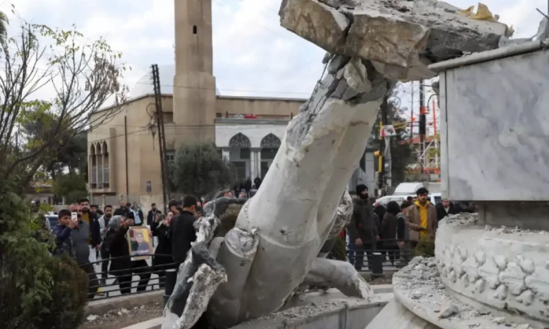 Syrians stroll through Assad&rsquo;s palaces, take furniture and ornaments