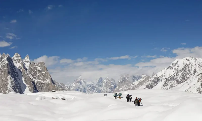 Severe cold wave grips Pakistan as snow covers mountainous regions